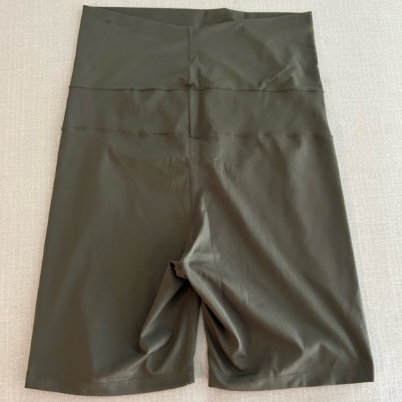 Nike Maternity Active Shorts in Excellent Used Condition, comfortable & cute szL - Picture 2 of 3